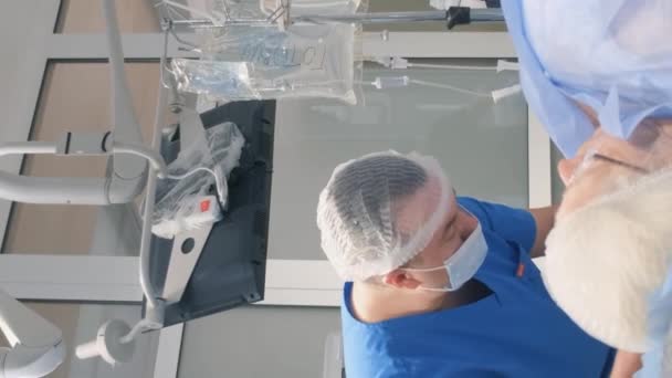 静脉曲张的治疗过程 病人接受局部麻醉 然后进行医疗干预 垂直录像 — 图库视频影像