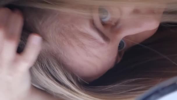 Cheveux Gris Précoce Une Jeune Femme Elle Est Inquiète Stressée — Video