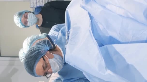 의사와 학생들은 대학에서 수술을 수행합니다 외과의가 훈련이요 비디오 — 비디오