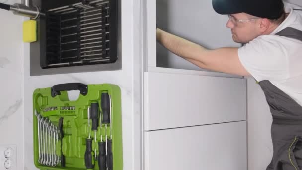 Rörmokare Fixar Vattenläcka Från Diskbänk Handyman Ligger Diskhon För Att — Stockvideo