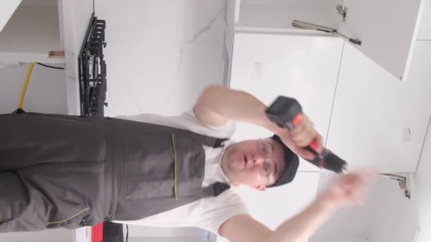 Loucamente Alegre Cozinha Mobiliário Instalador Dança Com Ferramentas Trabalho Feliz — Vídeo de Stock