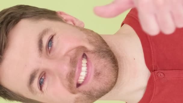 Pozitivní Mladý Muž Usmívá Kamery Dává Palce Nahoru Žluté Pozadí — Stock video