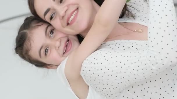 Madre Hija Jóvenes Abrazan Regocijan Mientras Pasan Tiempo Juntas Una — Vídeo de stock