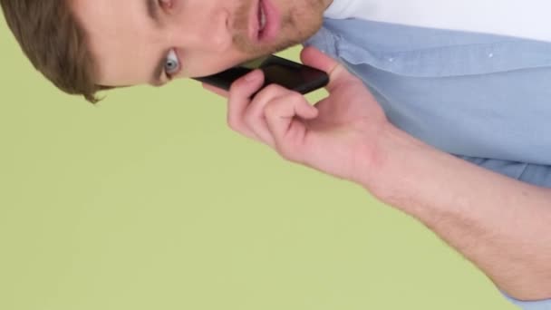 Agressieve Man Praten Smartphone Schreeuwen Ontevreden Geïsoleerd Achtergrond Studio Een — Stockvideo