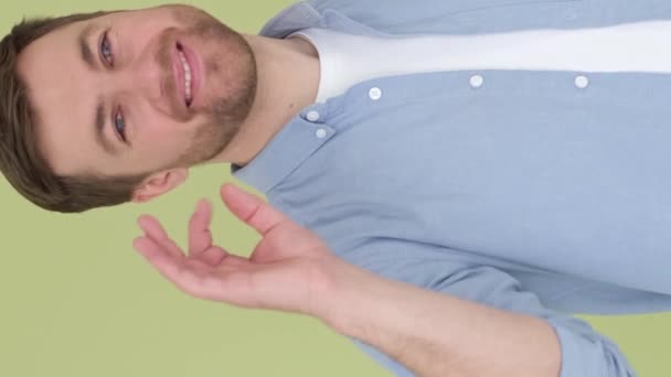 Zeytin Arka Planda Kot Gömlek Giyen Yakışıklı Genç Adam Gülümsüyor — Stok video