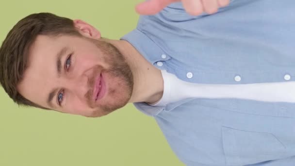 Προσωπογραφία Κάποιου Που Δείχνει Αντίχειρες Στο Φόντο Του Στούντιο Γελάει — Αρχείο Βίντεο