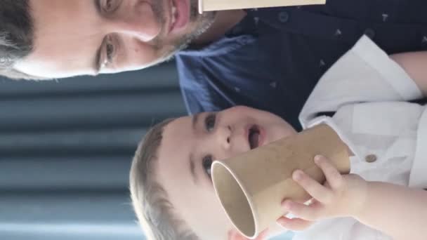Χαμογελαστός Μπαμπάς Κρατάει Τον Μικρό Του Γιο Στην Αγκαλιά Του — Αρχείο Βίντεο