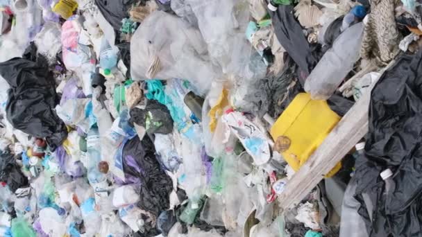 Kunststof Afval Milieuvervuiling Verontreinigde Oceaan Stranden Met Plastic Puin Verticale — Stockvideo
