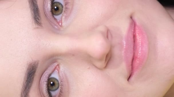 Twarz Młodej Kobiety Pozytywnym Nastrojem Czarne Włosy Brązowe Oczy Bardzo — Wideo stockowe