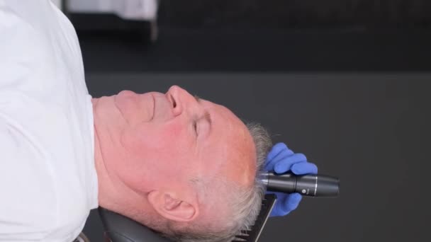Трихолог Проводить Детальну Діагностику Волосся Огляд Літнього Чоловіка Концепція Лікування — стокове відео