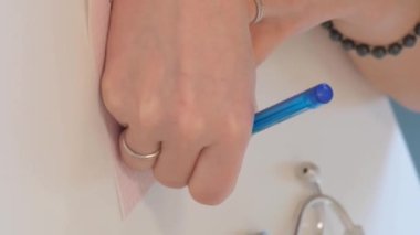 Bir kardiyolog fiziksel muayene yapacak ve elektrokardiyogram, göğüs röntgeni, ekokardiyogram, kan testleri, dikey video gibi çeşitli testler isteyebilir.