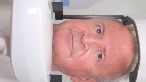 Médico Toma Una Radiografía Cabeza Una Persona Mayor Preparación Para — Vídeos de Stock