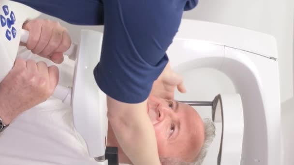 Γιατρός Παίρνει Μια Ακτινογραφία Της Κεφαλής Ενός Ηλικιωμένου Ατόμου Προετοιμασία — Αρχείο Βίντεο