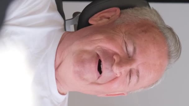 Starší Muž Návštěvě Zubaře Vesele Povídají Během Vyšetření Zubní Klinice — Stock video