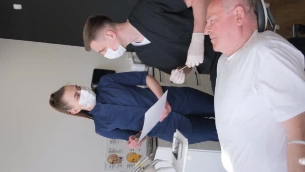 Dentiste Travaille Avec Son Assistante Homme Âgé Qui Rend Visite — Video