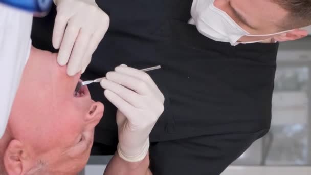 Mužský Zubař Pracuje Starším Mužem Zkoumá Jeho Zuby Klinice Zubařský — Stock video