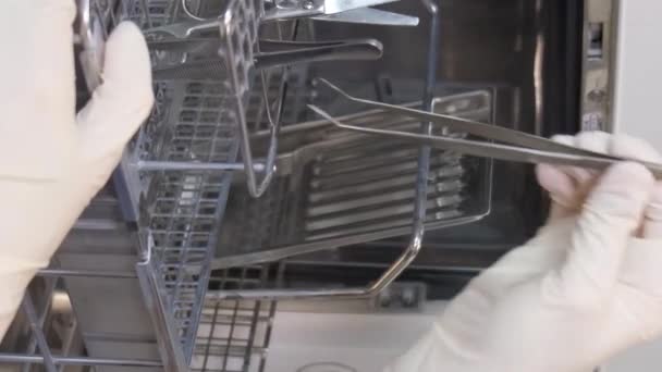 Egy Női Nővér Egy Klinikán Dolgozik Orvosi Műszerek Sterilizálását Végzi — Stock videók