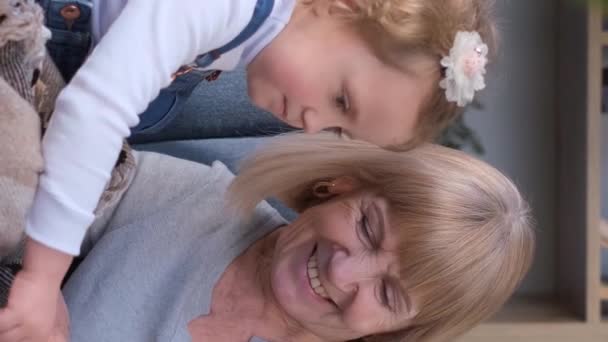 Lycklig Mormor Med Barnbarn Vilar Soffan Hemma Använder Modern Bärbar — Stockvideo