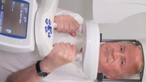 Máquina Rayos Dental Con Unidad Cefalométrica Anciano Tomando Una Foto — Vídeos de Stock