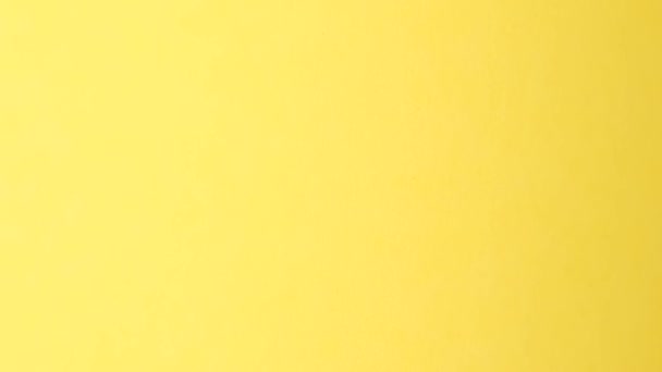 Pistazienkerne Fallen Auf Einen Gelben Hintergrund Sie Sind Reich Vitaminen — Stockvideo