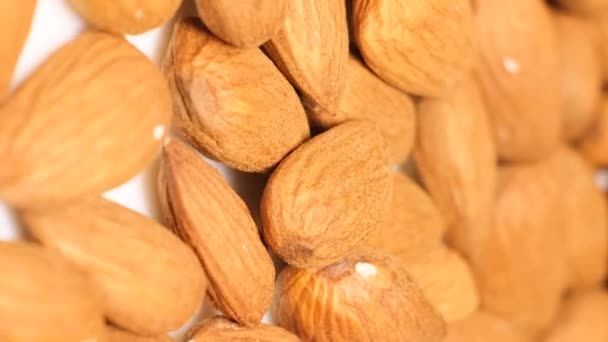 杏仁是一种原产于杜鹃树的树坚果 杏仁是一种受欢迎的小吃 在许多食品配方中都有使用 垂直录像 — 图库视频影像