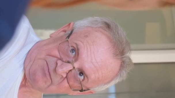 Ein Kardiologe Konsultiert Einen Älteren Mann Einer Klinik Herzkrankheiten Vertikales — Stockvideo