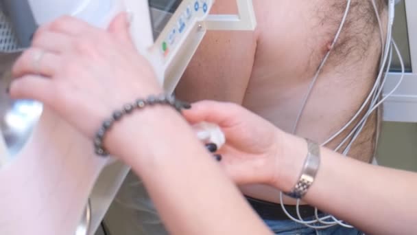 Een Cardioloog Voert Een Ecg Uit Aanwezigheid Van Afwijkingen Elektrische — Stockvideo