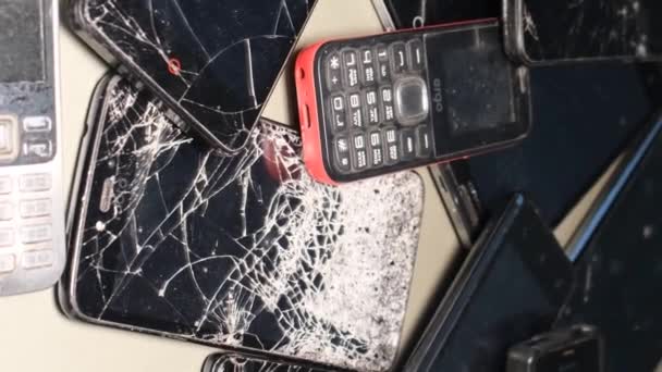 Зламані Застарілі Старі Телефони Спеціальні Установки Переробки Обробка Сортування Демонтаж — стокове відео