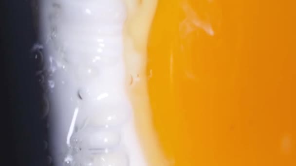 Äggröra Omelett Varm Kastrull Med Uppvärmd Olja Snabb Hälsosam Frukost — Stockvideo