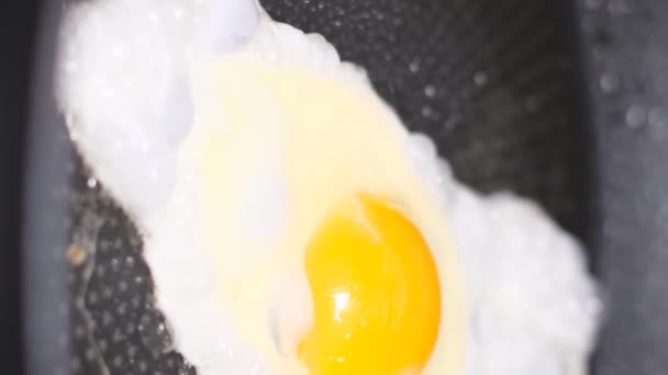 炒鸡蛋 煎蛋卷在热锅里加热油 一份健康的早餐 健康饮食 垂直录像 — 图库视频影像