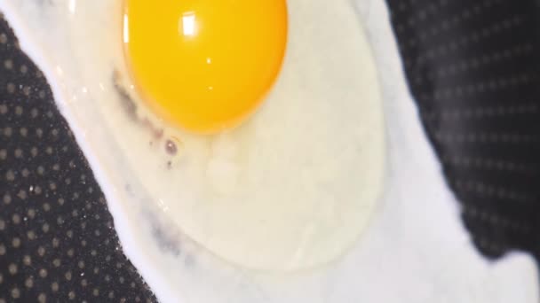 Omelett Varm Svart Stekpanna Förbereder Hälsosam Frukost Morgonen Vertikal Video — Stockvideo