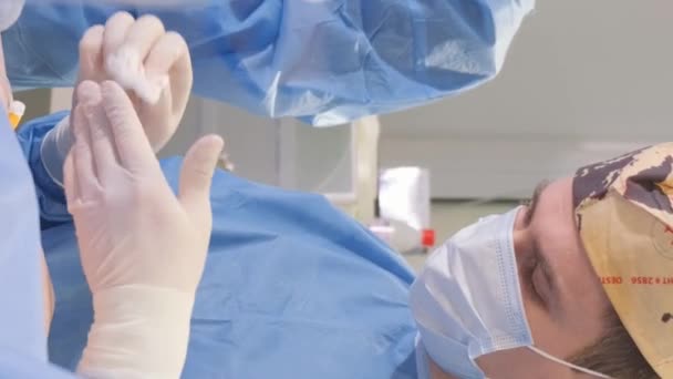 Während Der Operation Verwendet Der Chirurg Eine Vielzahl Von Werkzeugen — Stockvideo