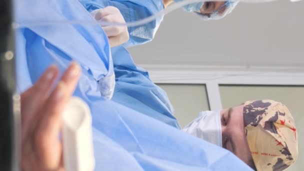 Equipo Médicos Cirujanos Que Realizan Operaciones Quirúrgicas Quirófano Hospital Moderno — Vídeos de Stock