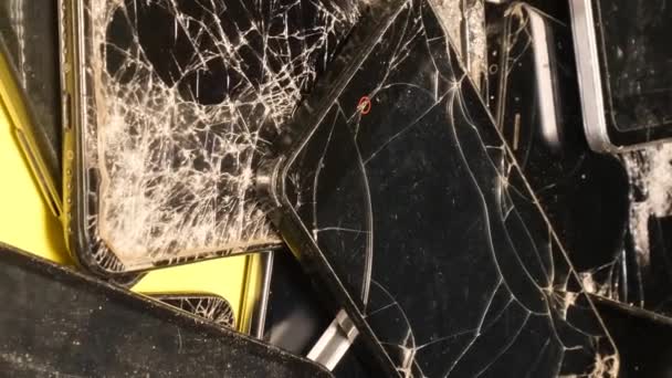 Alte Smartphones Einer Recyclinganlage Defekte Kaputte Und Veraltete Geräte Katastrophe — Stockvideo