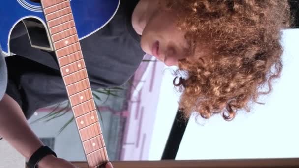 Egy Göndör Vörös Hajú Amerikai Külsejű Fiú Tanul Gitározni Gitáros — Stock videók