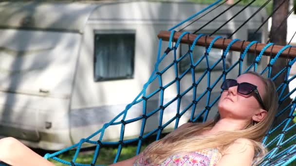 Молодая Красивая Женщина Отдыхает Посреди Леса Лежащего Гамаке Открытый Отдых — стоковое видео
