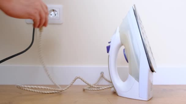 Uma Mão Homem Insere Ferro Uma Tomada Utilização Electrodomésticos Casa — Vídeo de Stock