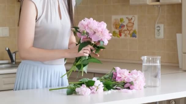 Μια Νεαρή Γυναίκα Οργανώνει Όμορφα Λουλούδια Ένα Βάζο Στο Σπίτι — Αρχείο Βίντεο