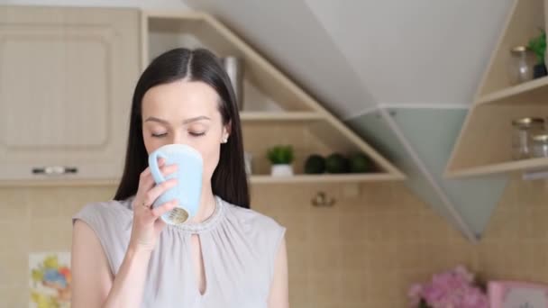 Hermosa Mujer Bebe Por Mañana Durante Desayuno Una Mujer Cocina — Vídeo de stock