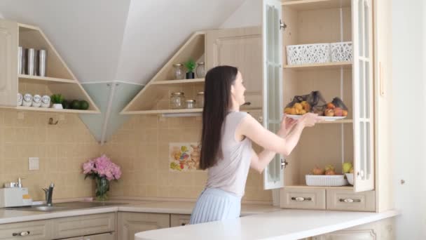 Eine Frau Stapelt Obst Der Küche Das Konzept Des Vegetarismus — Stockvideo