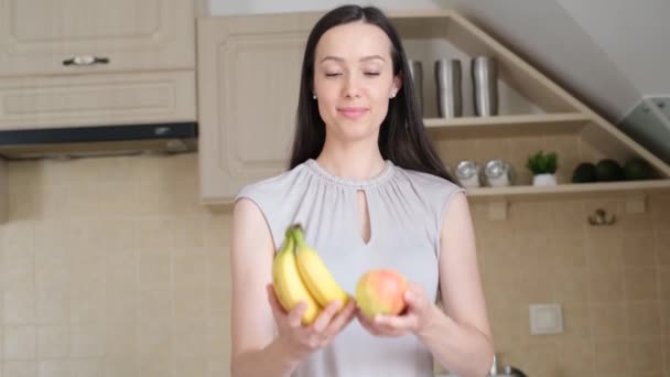 Veganistische Vrouw Met Vers Fruit Lachend Naar Camera Dieet Gewichtsverlies — Stockvideo