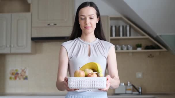 Kvinnors Strålande Leende Utstrålar Positiviteten Hennes Veganska Livsstil Färsk Frukt — Stockvideo