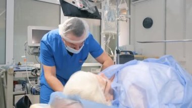 Yaşlı bir kadının ameliyata hazırlanması için dikkatli bir şekilde hazırlanması ve ameliyat sırasında rahat ve güvende olması için anestezi uygulanması gerekir..