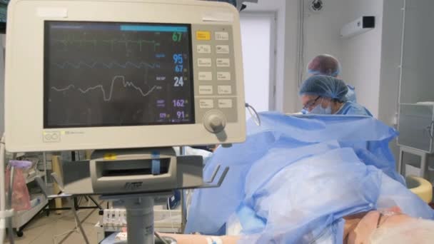 一位老年妇女在手术台上由合格的外科医生仔细观察 静脉曲张手术 — 图库视频影像