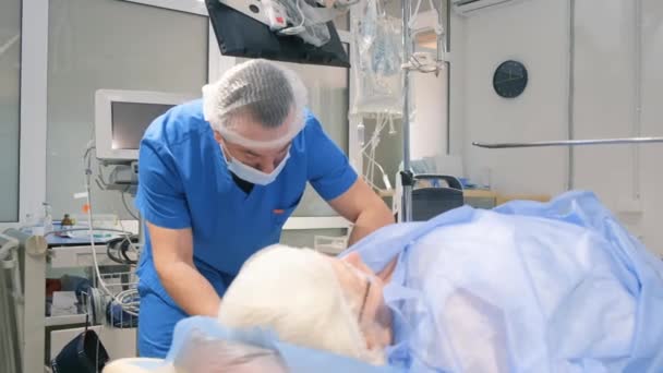 Подготовка Пожилой Женщины Операции Включает Тщательную Подготовку Операции Проведение Анестезии — стоковое видео