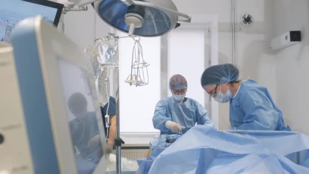 Έμπειροι Χειρουργοί Εκτελούν Μια Πολύπλοκη Διαδικασία Για Τους Κιρσούς Μια — Αρχείο Βίντεο