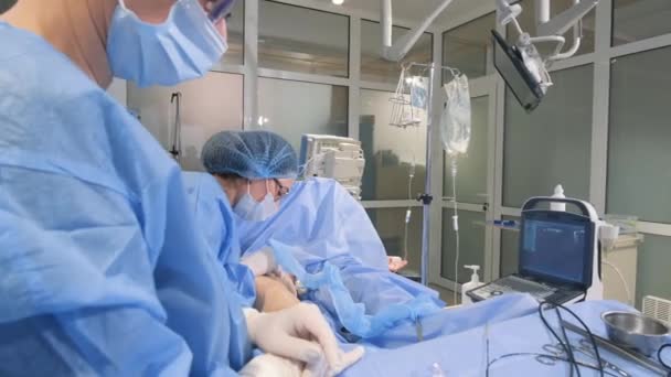 Starší Žena Pečlivě Sledována Kvalifikovanými Chirurgy Operačním Stole Operace Křečových — Stock video