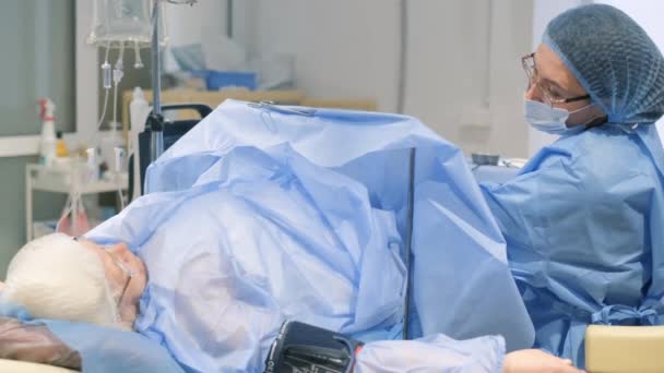 Pod Dohledem Kvalifikovaných Chirurgů Starší Žena Operačním Stole Provádí Komplexní — Stock video