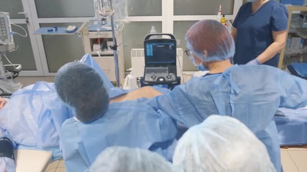 Pod Nadzorem Wykwalifikowanych Chirurgów Starsza Kobieta Stole Operacyjnym Przeprowadzana Jest — Wideo stockowe