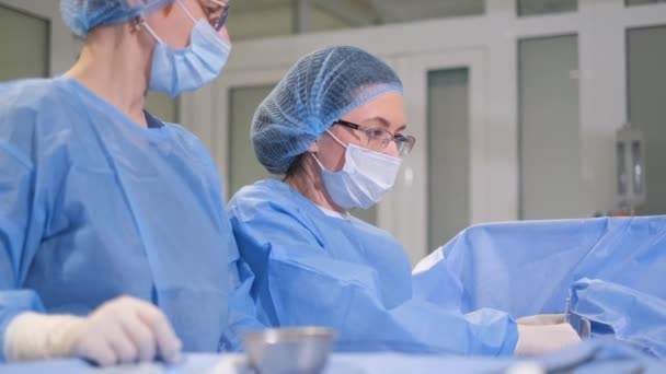 Χειρουργοί Κάνουν Μια Πολύπλοκη Εγχείρηση Μια Ηλικιωμένη Γυναίκα Ασθενής Στο — Αρχείο Βίντεο